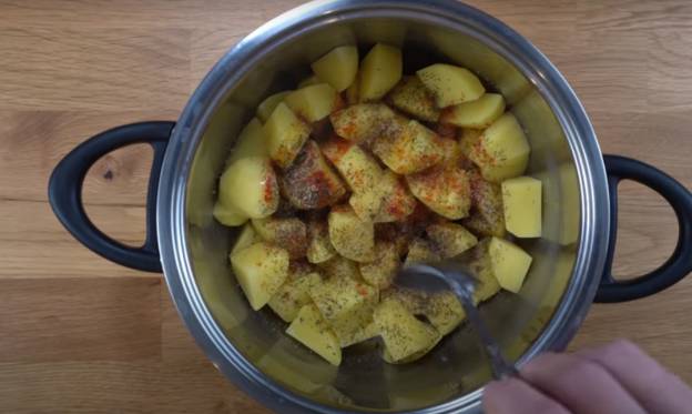 Курочка с картошкой и овощами в духовке