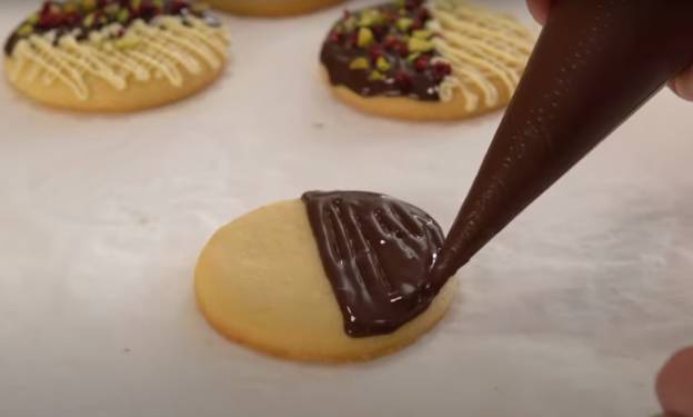 Праздничное песочное печенье с шоколадом