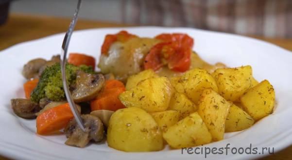 Курочка с овощами и картошкой в духовке