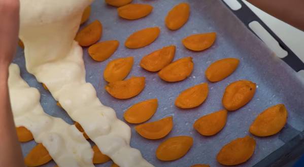 Нежный и сочный бисквитный рулет с абрикосами