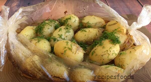 Картофель с специями в рукаве