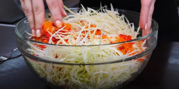 Салат из капусты в горячем маринаде