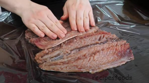 Изумительный рулет из скумбрии в духовке